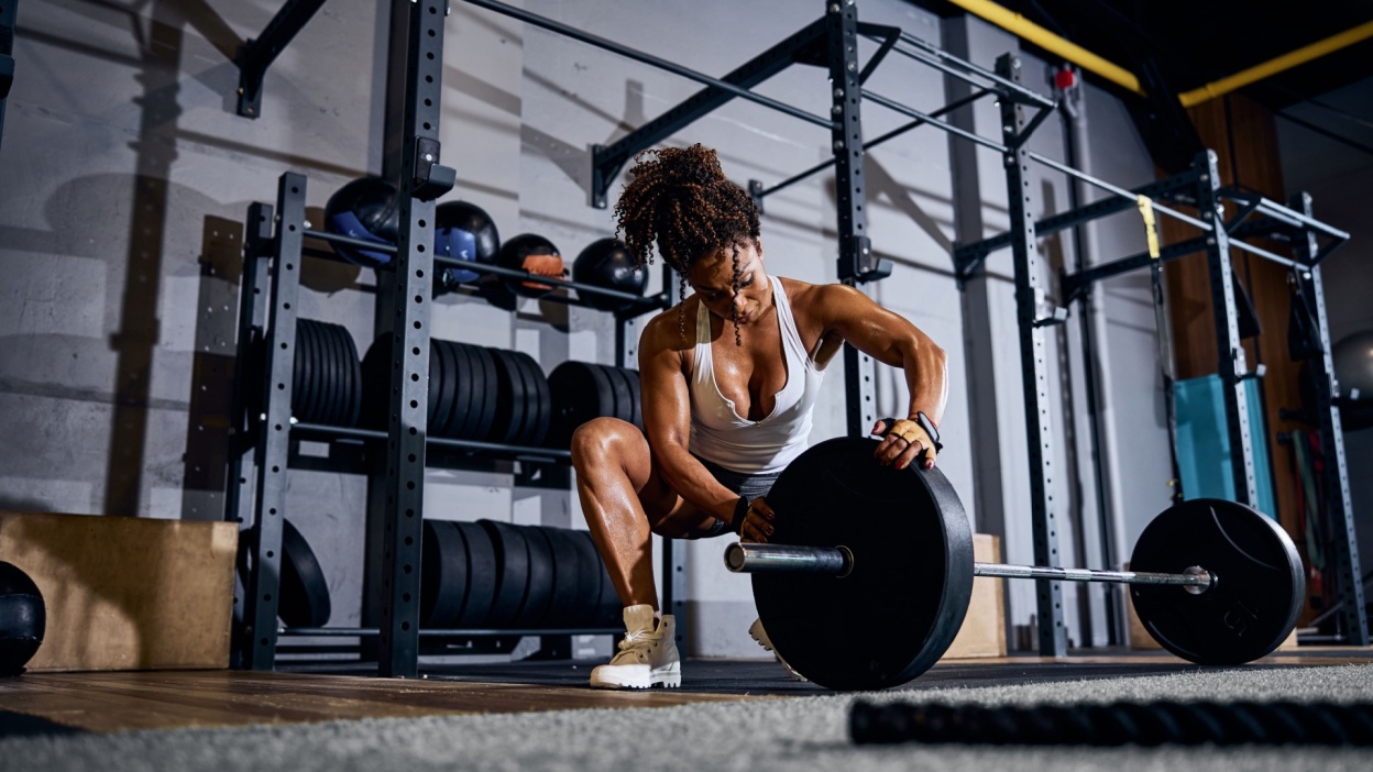 loading a deadlift bar