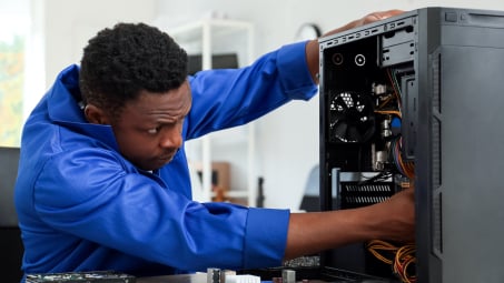 Person taking apart a PC 